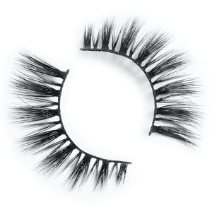 Longest at the center and tapering to either side, the Mandee eyelashes create an alluring and wide-eyed gaze. 