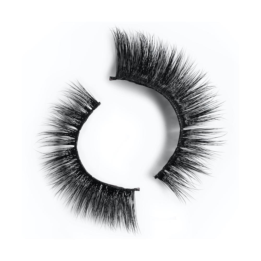 Tina is a winged eyelashes design. They blend together long lashes with shorter ones throughout their length, for a full and feathery finish that appears natural. 
